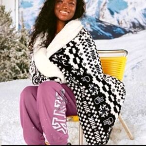 VICTORIA'S SECRET PINK COZY SHERPA 60 x 50 NEW Winter Peace Sign Pattern BLANKET
